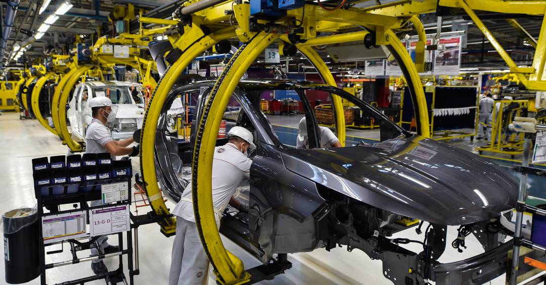 Produção industrial fica estável em novembro mas registra recuo em grandes polos