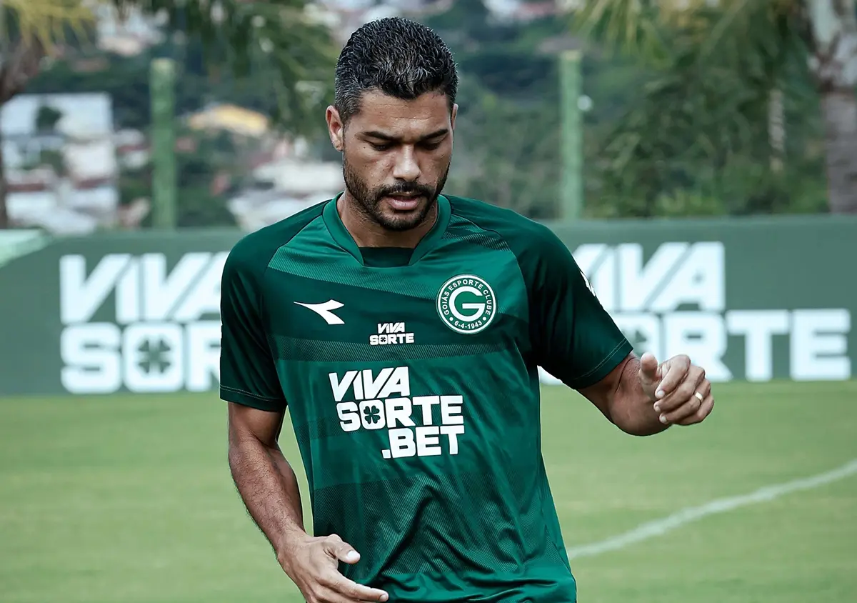 Goiás apresenta Djalma, lateral de perfil ofensivo e com experiência internacional