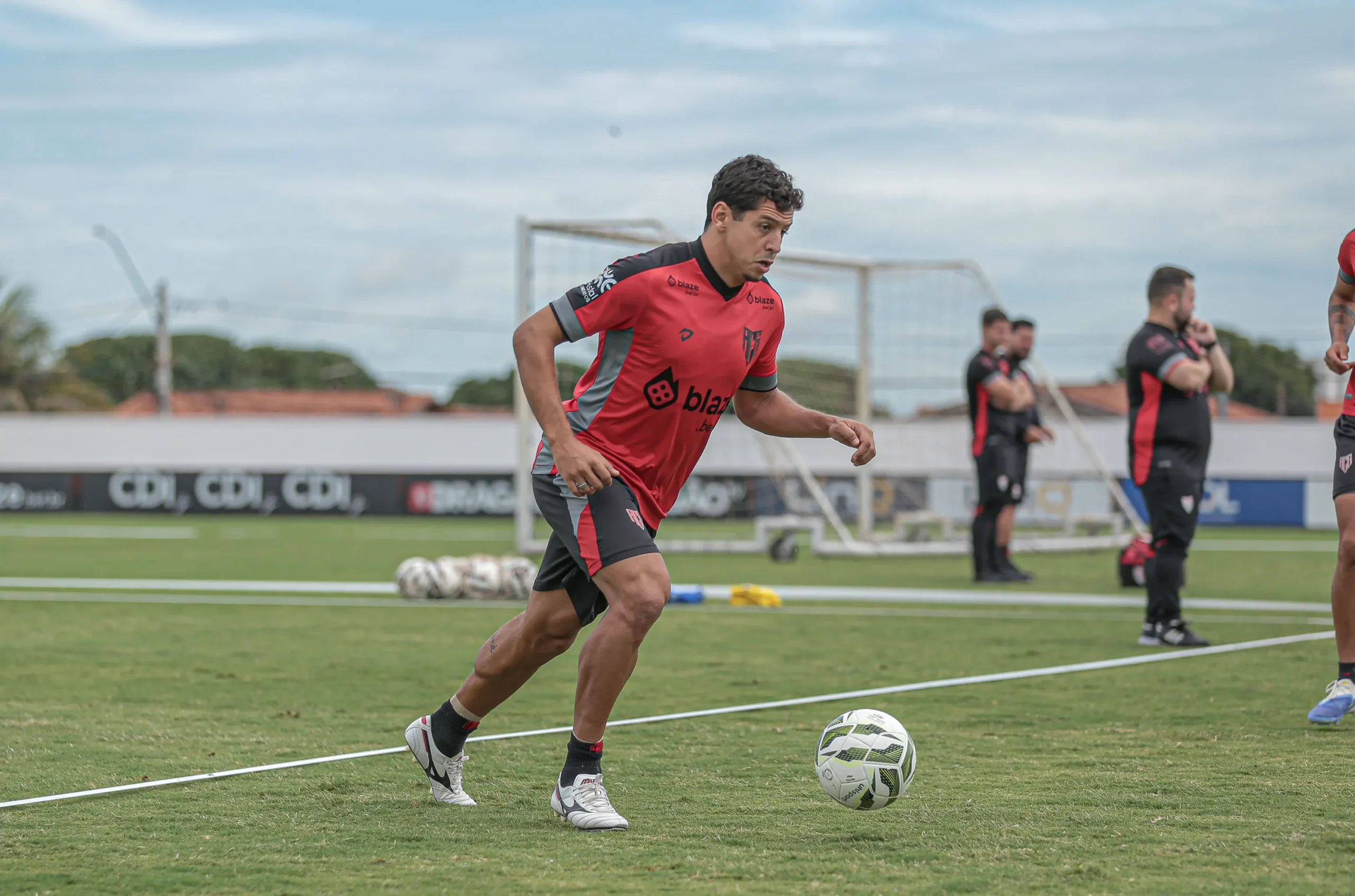 Guilherme Marques é regularizado e fica à disposição para clássico contra ex-clube