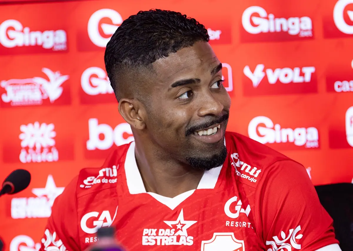 Hayner destaca estreia pelo Vila Nova e ressalta versatilidade para ajudar o clube