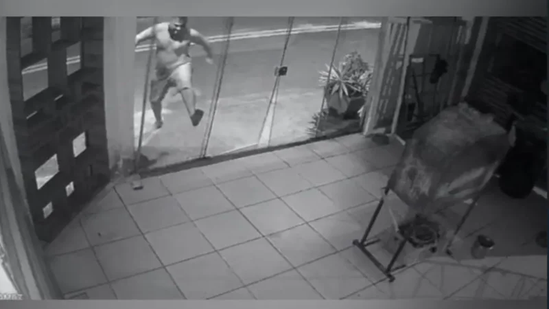 Homem destrói porta de abrigo e ameaça protetora de animais no Tremendão, em Goiânia