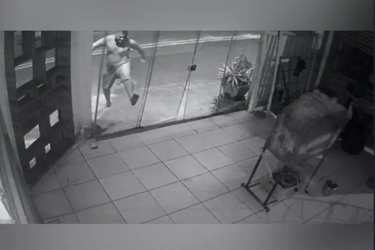 Homem destrói porta de abrigo e ameaça protetora de animais no Tremendão, em Goiânia