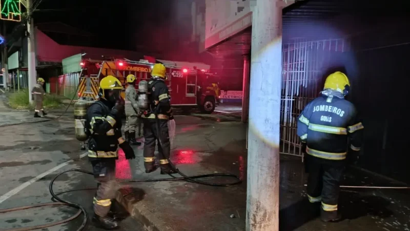 Incêndio atinge supermercado durante a madrugada, em Caldas Novas