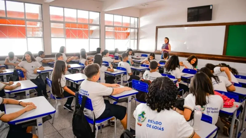Inscrições para bolsa de R$ 2.100 a professores de Goiás; veja