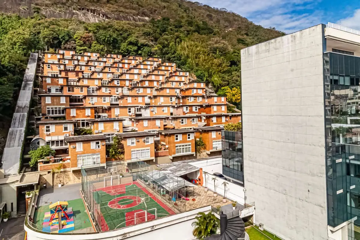 Inspirado em favelas, condomínio na zona sul do Rio tem imóveis milionários; fotos