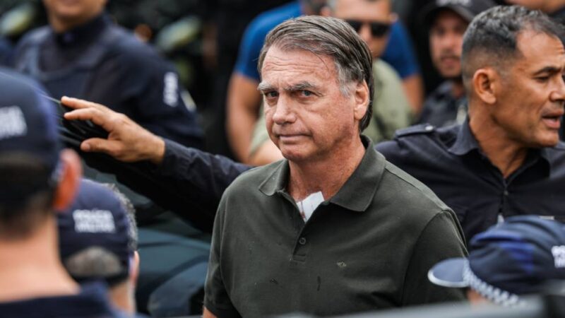 Bolsonaro tem alta hospitalar e é levado de volta à superintendência da PF