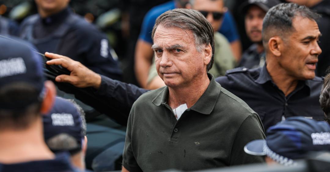 Bolsonaro tem alta hospitalar e é levado de volta à superintendência da PF