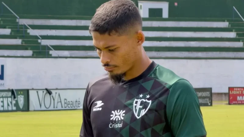 Jogador da Jataiense chora em entrevista ao reclamar de lance polêmico no Goianão