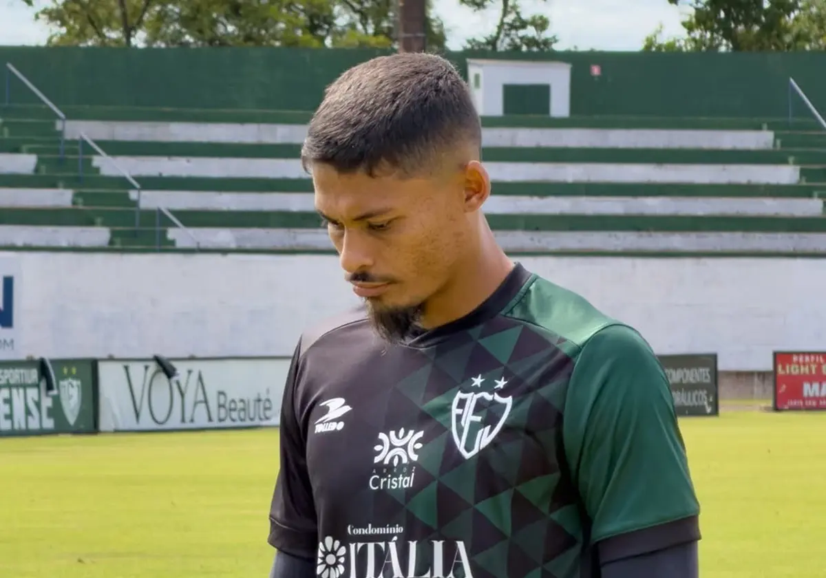 Jogador da Jataiense chora em entrevista ao reclamar de lance polêmico no Goianão