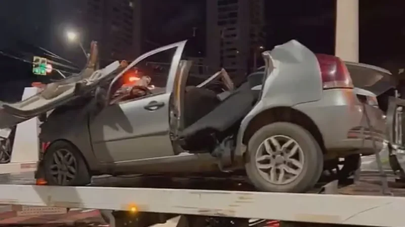 Jovens são arremessados após caminhonete furar sinal vermelho no Setor Bueno em Goiânia