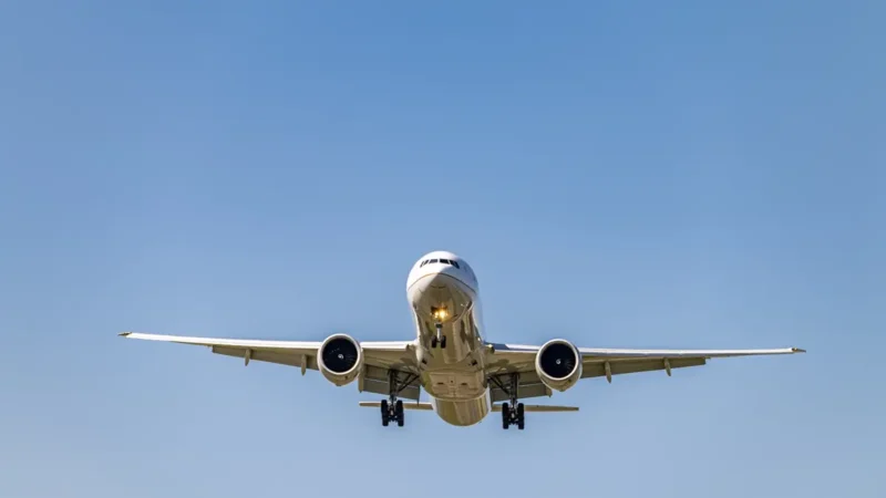 Justiça em Goiânia determina reembolso de passagens aéreas após idoso sofrer acidente antes de viagem