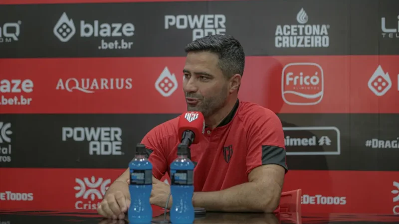 Lacerda lamenta gol no fim e empate contra o Goiás: “Sinal de alerta”
