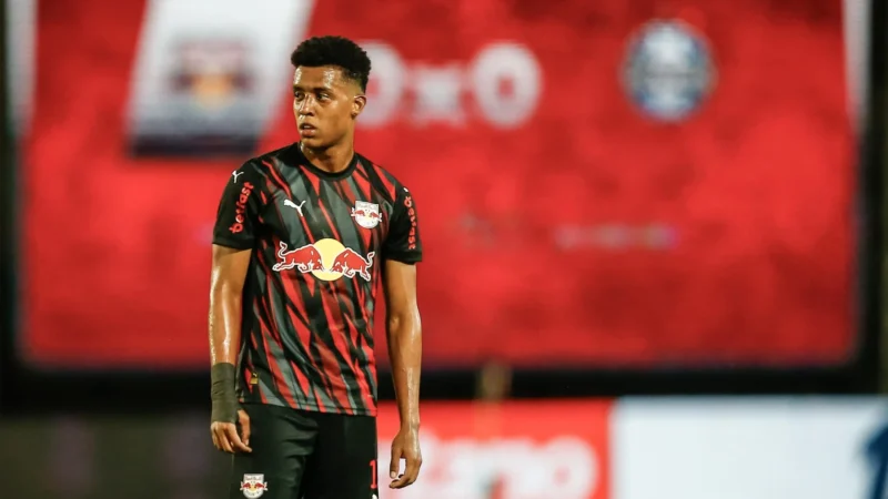 Lateral do Red Bull Bragantino passa por cirurgia no cérebro