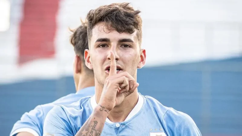 Loco Abreu será treinador do filho Diego no Tijuana, do México