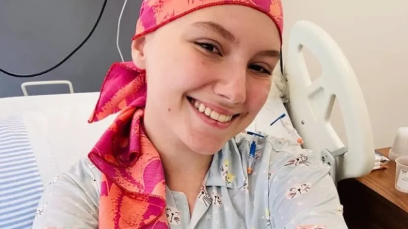 Morre Isabel Veloso, aos 19 anos, após luta contra o câncer