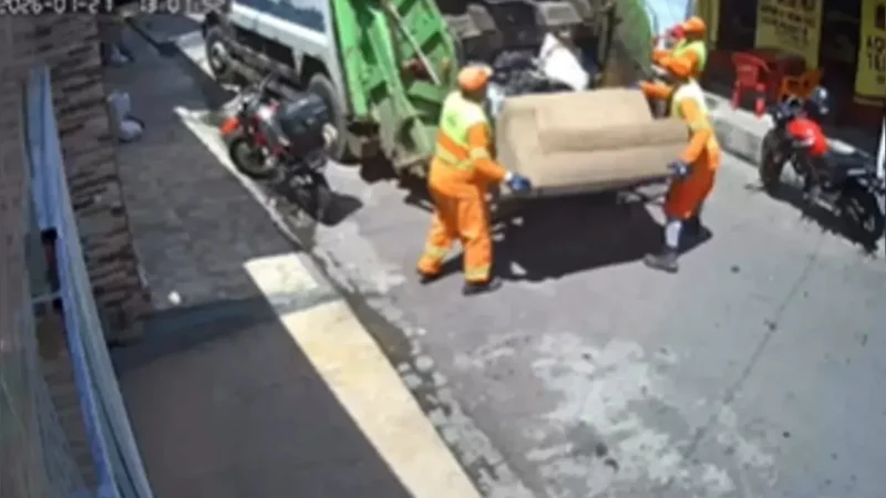 Mulher deixa sofá na porta e móvel é levado por garis; vídeo