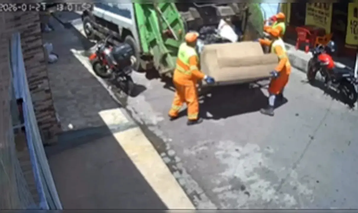 Mulher deixa sofá na porta e móvel é levado por garis; vídeo