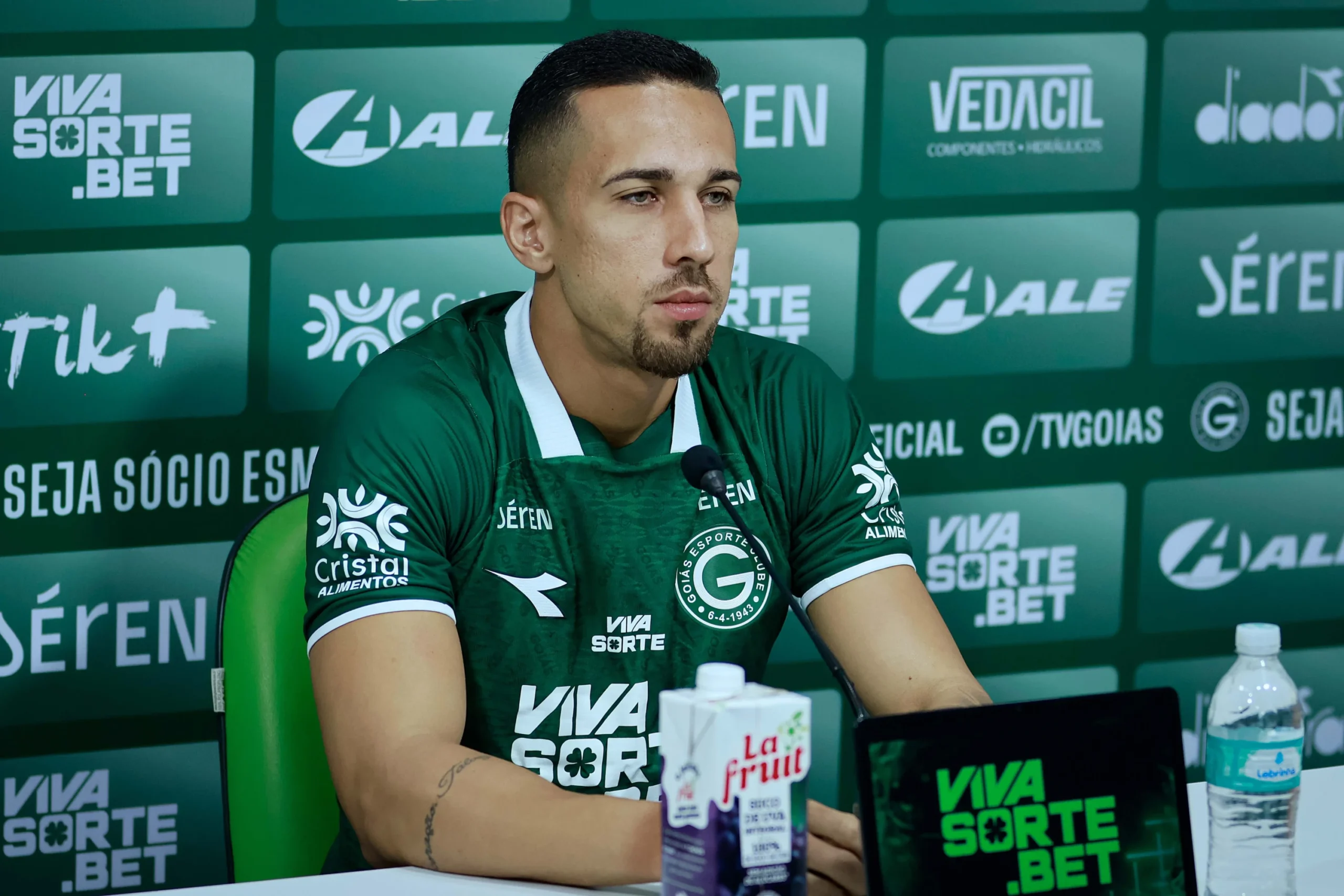 Nicolas valoriza passado no Atlético Goianiense e projeta futuro com a camisa do Goiás