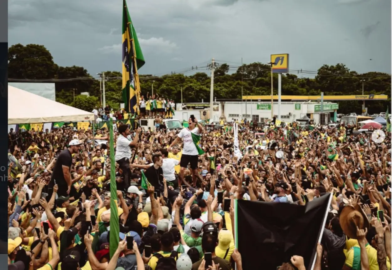 Nikolas Ferreira chega à Praça do Cruzeiro para encerrar caminhada em Brasília