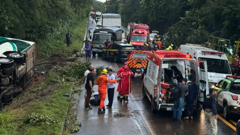 Ônibus que saiu de Goiânia com destino ao Pará tomba na BR-153