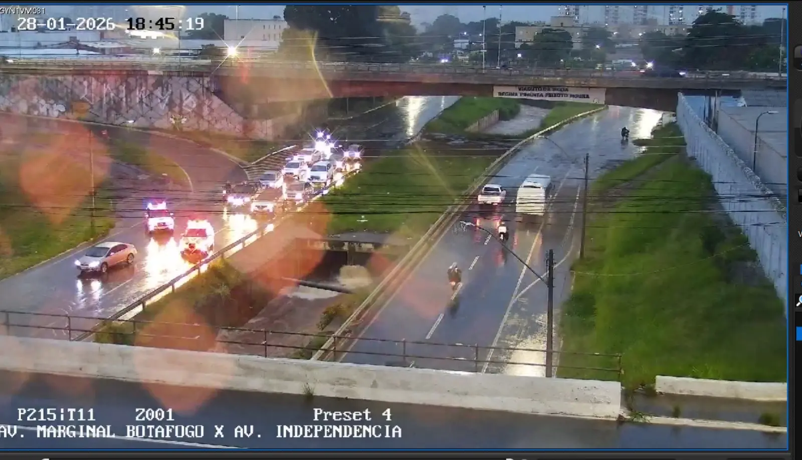 Prefeitura bloqueia acesso à Marginal Botafogo em razão da chuva, em Goiânia