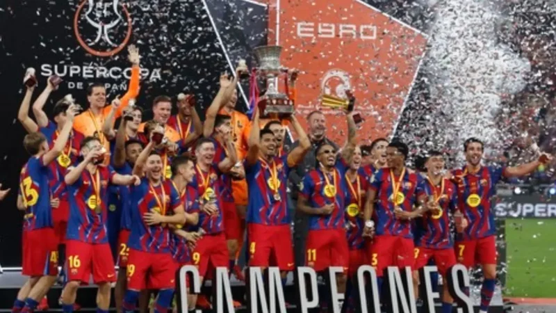 Raphinha marca duas vezes, é decisivo e Barcelona conquista o bi da Supercopa da Espanha