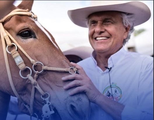 Ronaldo Caiado é recebido por multidão em Iporá