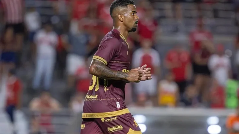 Saiba mais sobre Hayner, novo lateral que chega ao Vila Nova