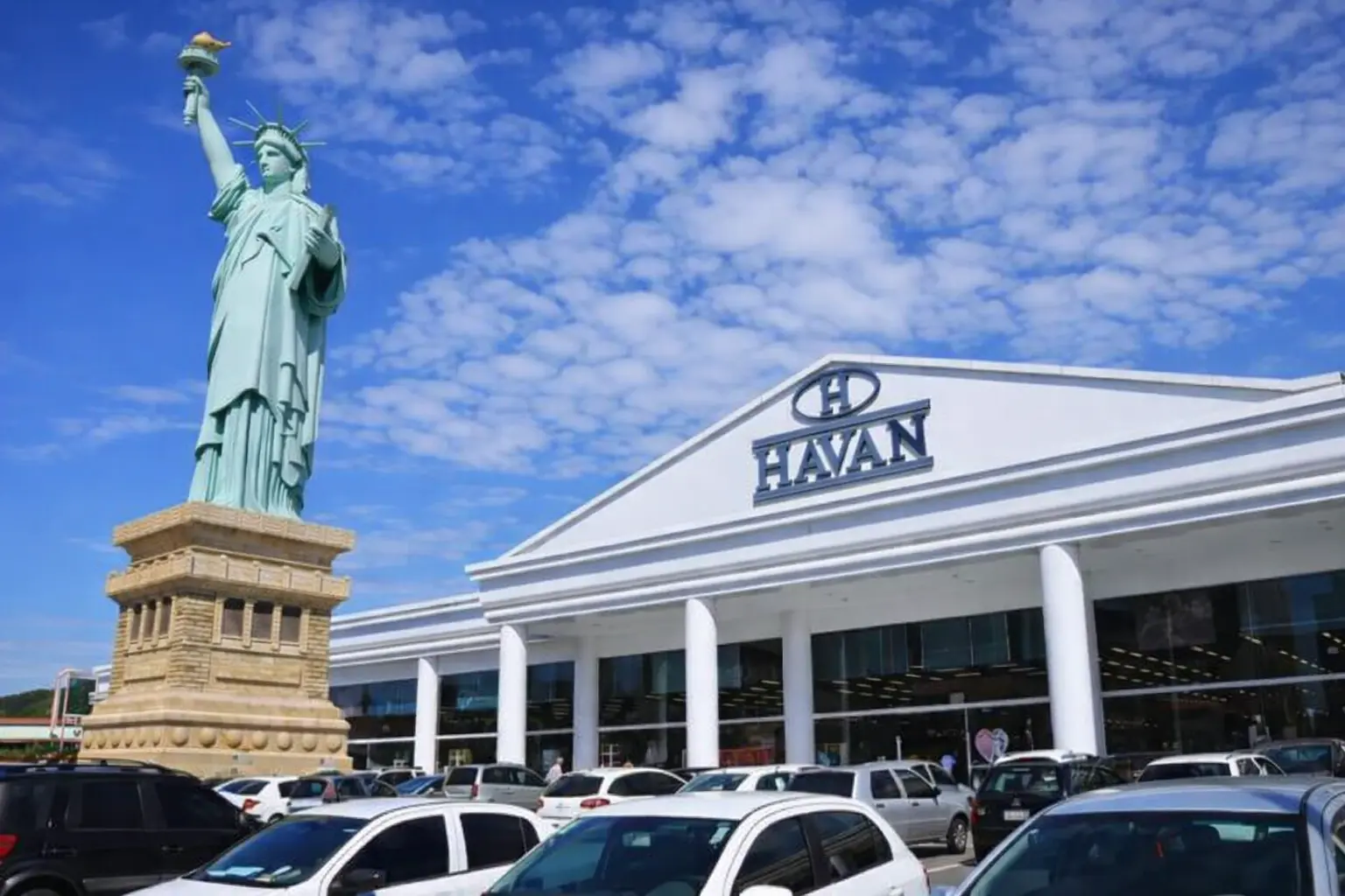 Saiba por que a Havan tem Casa Branca e Estátua da Liberdade