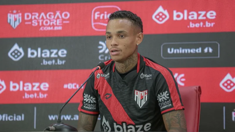 “Se errar, vai de novo”. Alanzinho revela conversa com Rafael Lacerda antes da estreia com a camisa do Atlético