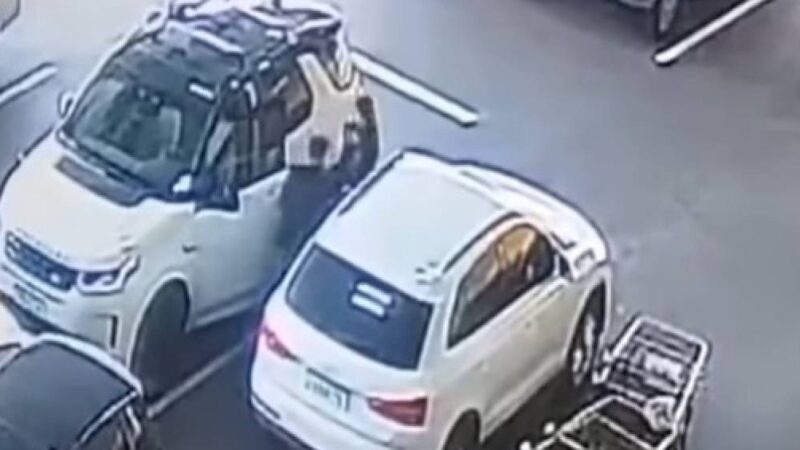 Vídeo: mulher é sequestrada em estacionamento de mercado em SP