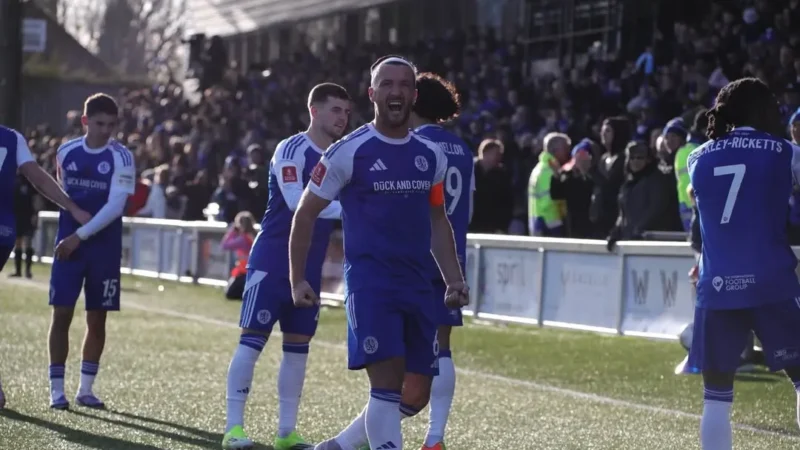 Time da sexta divisão inglesa treinado por irmão de Rooney elimina atual campeão da FA Cup