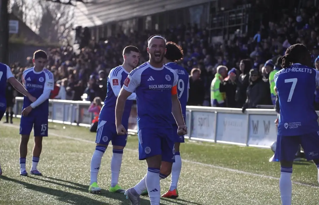 Time da sexta divisão inglesa treinado por irmão de Rooney elimina atual campeão da FA Cup