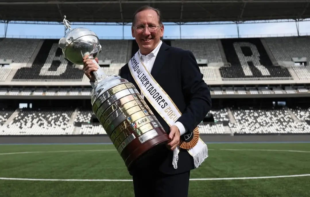 Torcida organizada do Lyon protesta contra Textor em comunicado: ‘O lugar dele não é aqui’