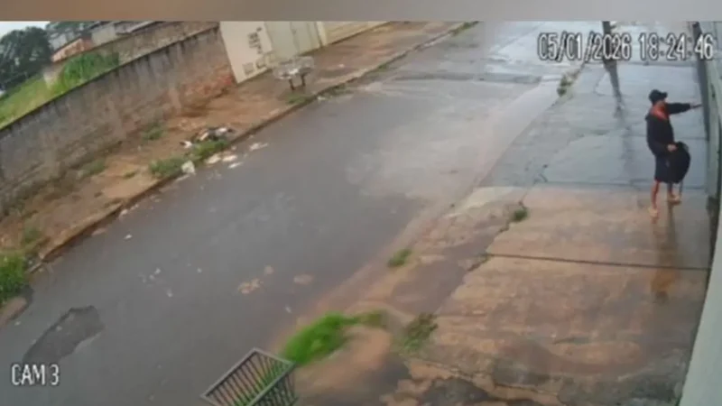 Vândalo destrói padrões de energia, hidrômetros, interfones e portões na Vila Brasília, em Aparecida