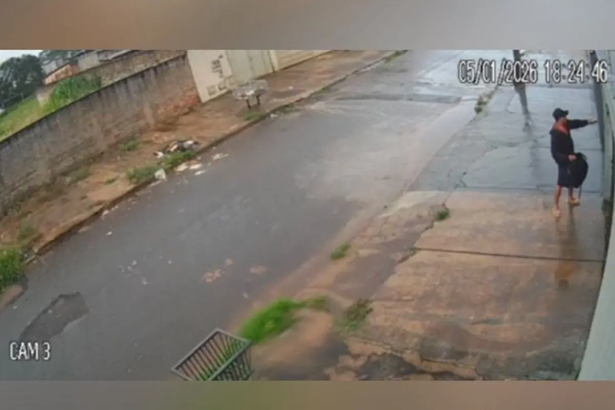 Vândalo destrói padrões de energia, hidrômetros, interfones e portões na Vila Brasília, em Aparecida