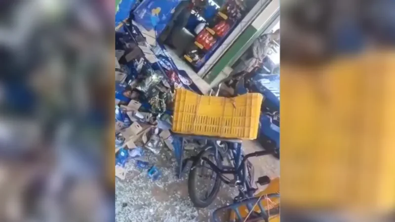 Viatura da PM invade supermercado durante perseguição em Goiânia