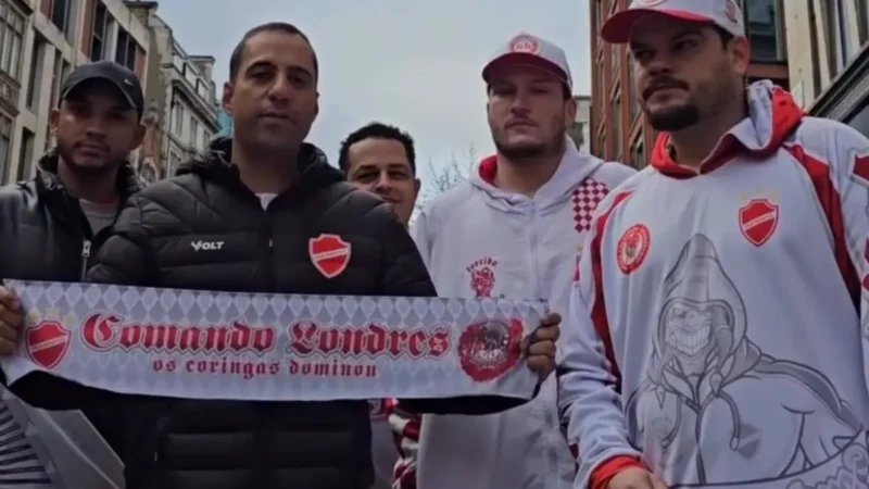 Vice-presidente do Vila Nova encontra integrantes de torcida organizada da equipe em Londres e recebe camisa