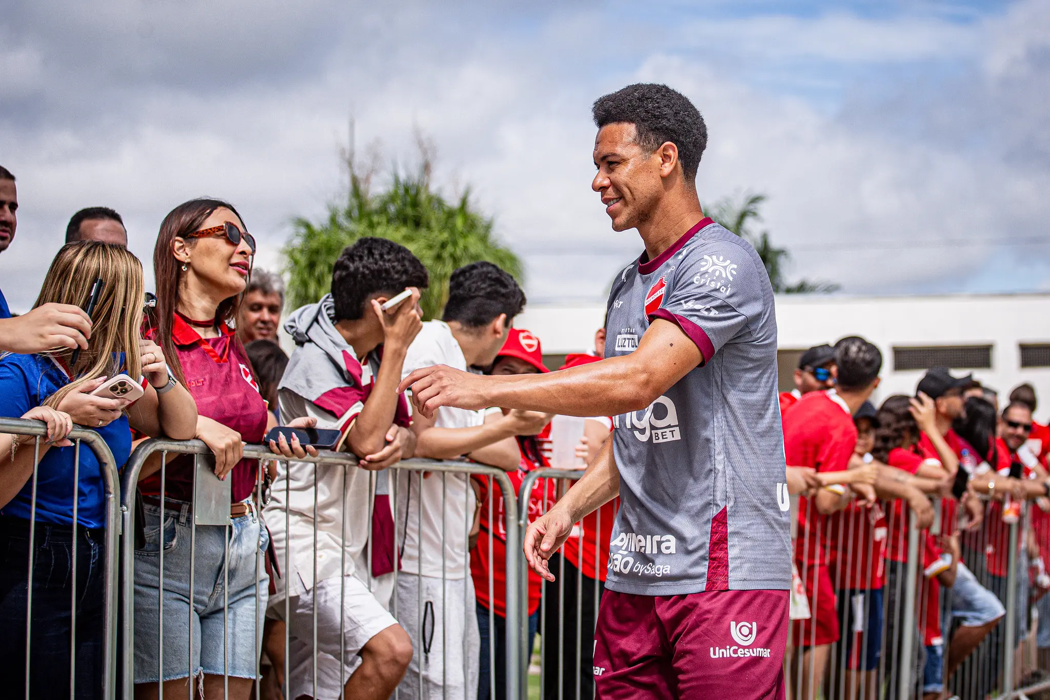 Vila Nova realiza treino aberto a torcedores