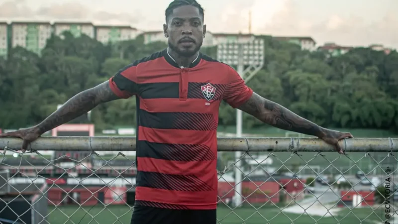 Vitória anuncia retorno de Marinho, que chega ao clube vestido de Homem-Aranha