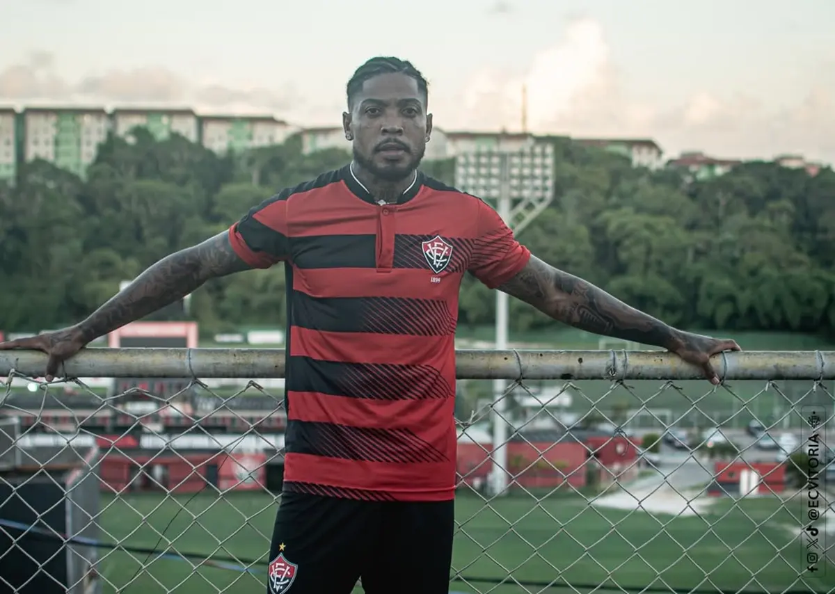 Vitória anuncia retorno de Marinho, que chega ao clube vestido de Homem-Aranha