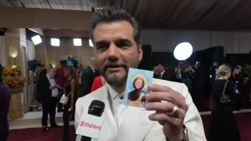 Wagner Moura leva ‘santinho’ de Fernanda Torres ao tapete vermelho do Globo de Ouro; veja