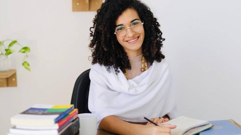 Pesquisadora e influencer é expulsa de programa de mestrado e acusa UFF de perseguição ideológica