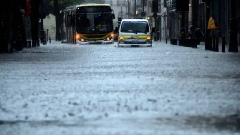 Bombeiros encontram corpo de homem desaparecido em enchente; buscas pela esposa continuam