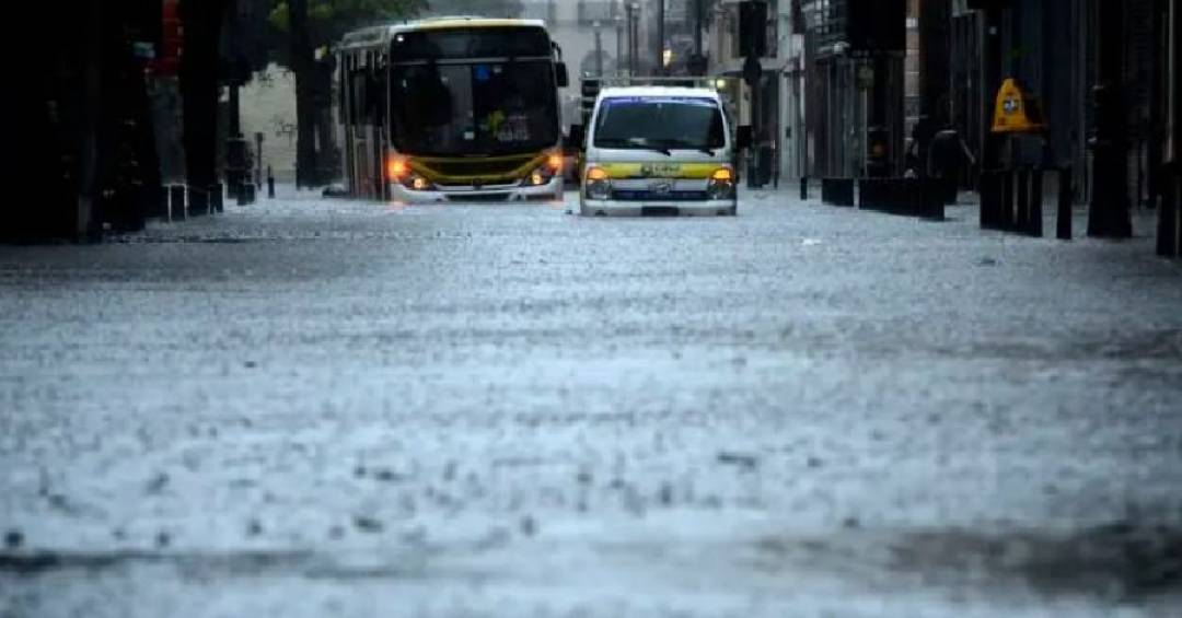 Bombeiros encontram corpo de homem desaparecido em enchente; buscas pela esposa continuam