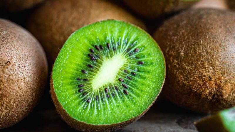 Consumo de kiwi aumenta vitamina C e favorece renovação da pele, sugere pesquisa