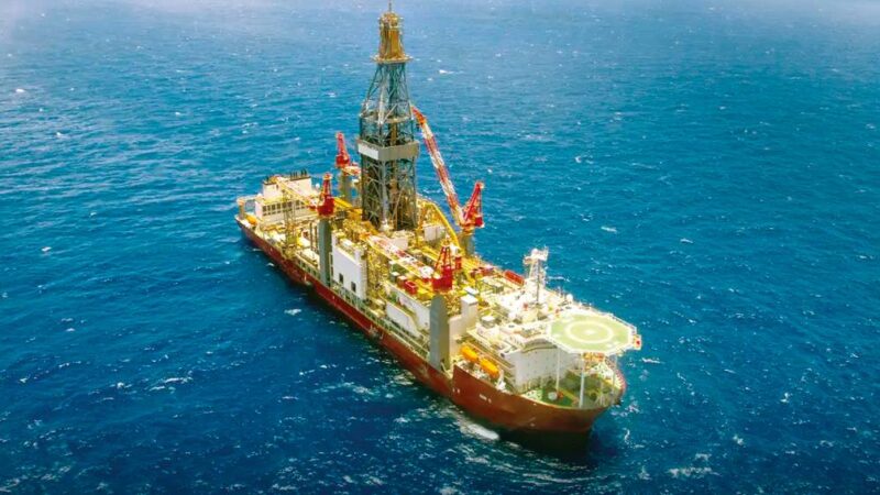 Ibama multa Petrobras por derramar fluido oleoso na foz do Amazonas