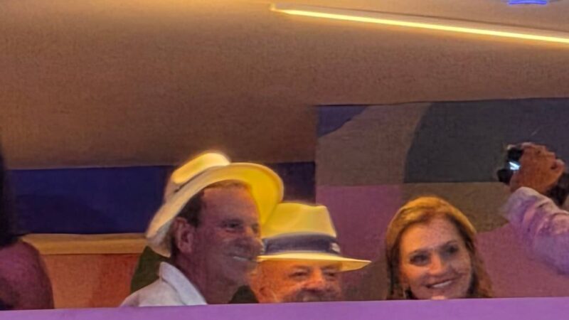 Lula chega com antecedência à Marquês de Sapucaí para assistir a desfile