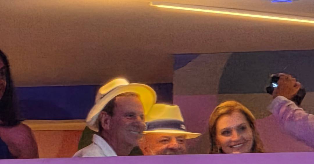 Lula chega com antecedência à Marquês de Sapucaí para assistir a desfile