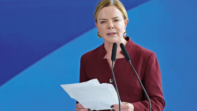 Gleisi parabeniza António José Seguro por vitória contra ‘extrema direita’ nas eleições de Portugal